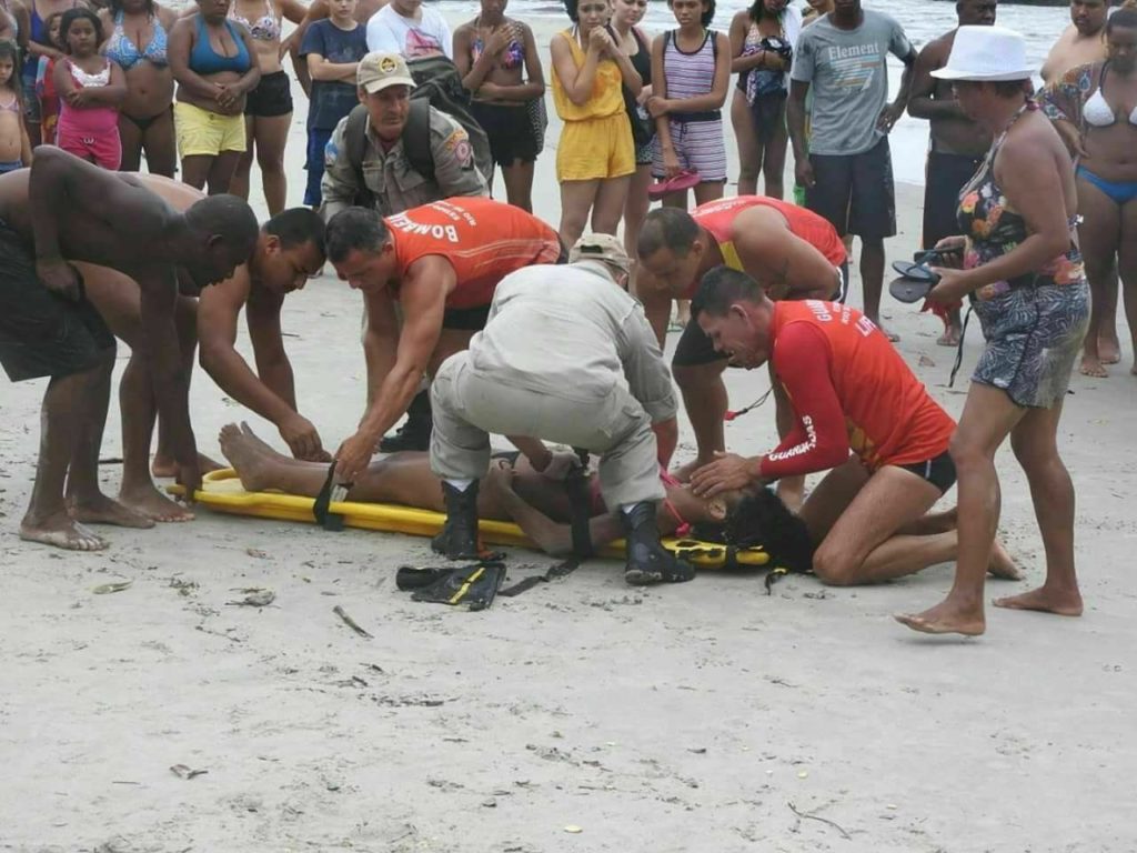 Jovem sofre parada cardíaca após afogamento em trecho sem salva-vidas da  Praia Brava