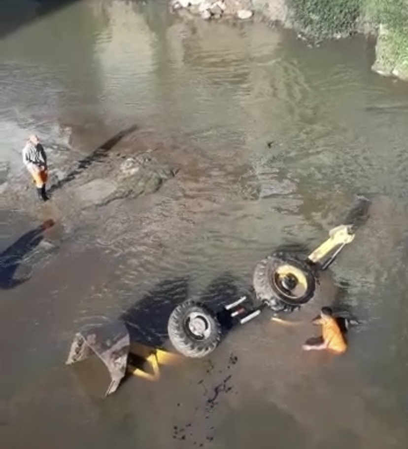 Vídeo: Retroescavadeira tomba e afunda em rio de Barra do Piraí