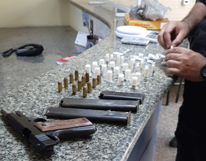 Traficante é preso com drogas e arma em Volta Redonda