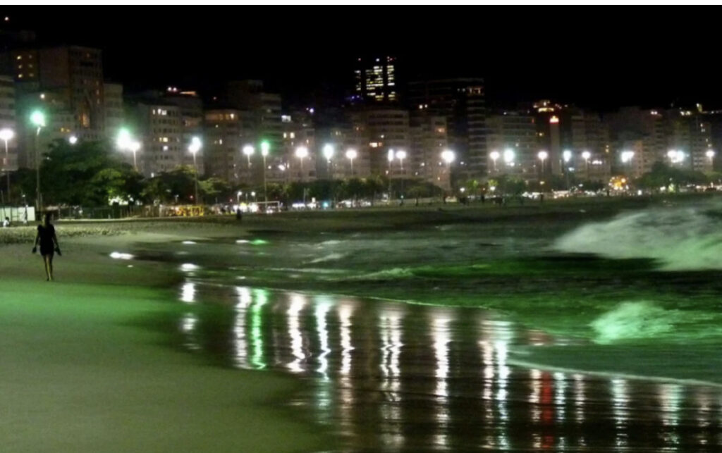 Helicóptero cai no mar em Copacabana; bombeiros fazem buscas