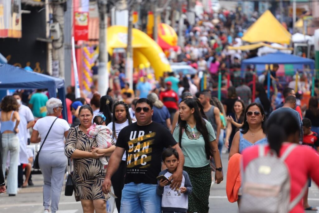 Rua de Compras reúne mais de 13 mil pessoas em Volta Redonda