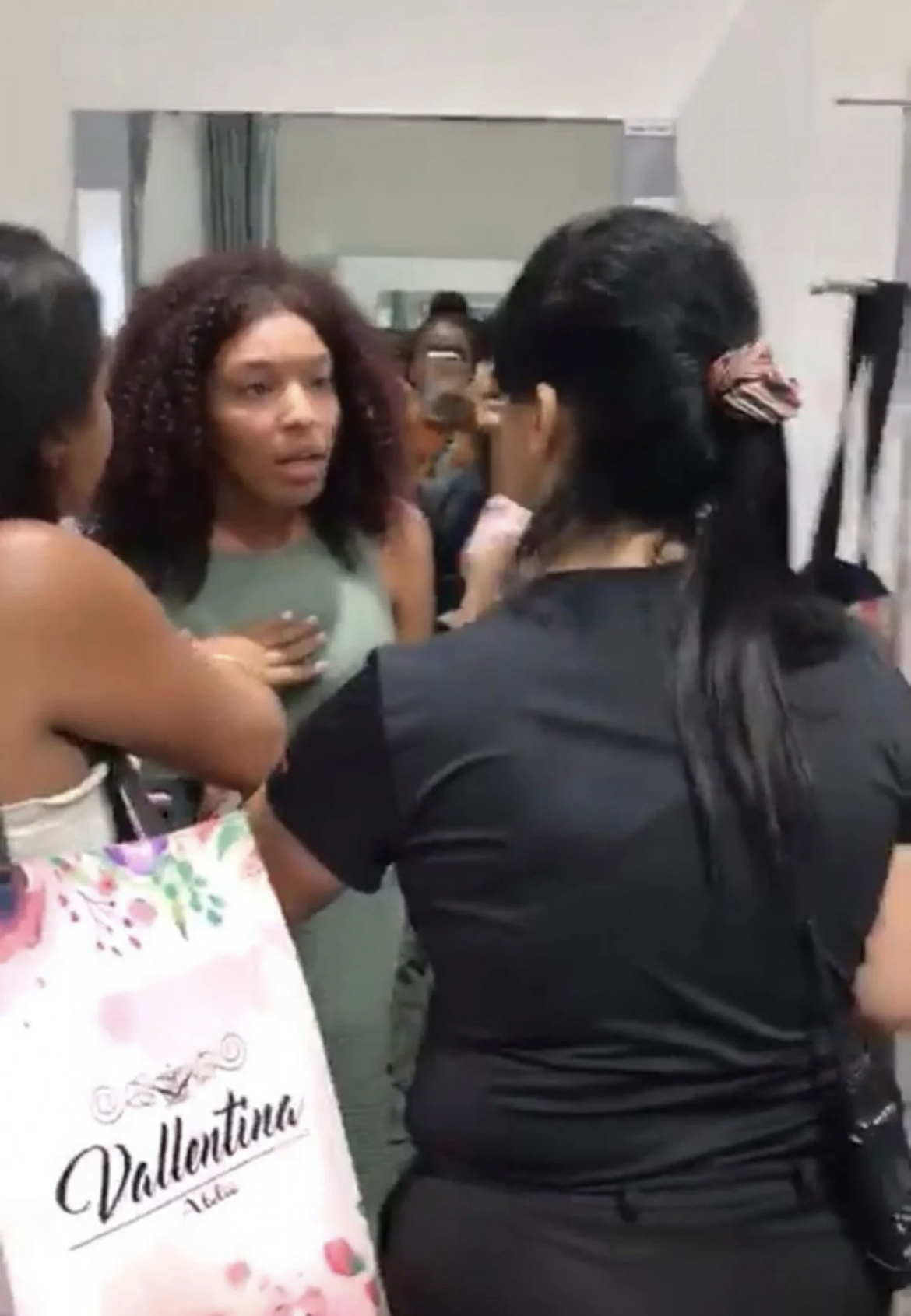 Vídeo: funcionária de loja acusa mulher negra de furto - Tribuna Sul  Fluminense