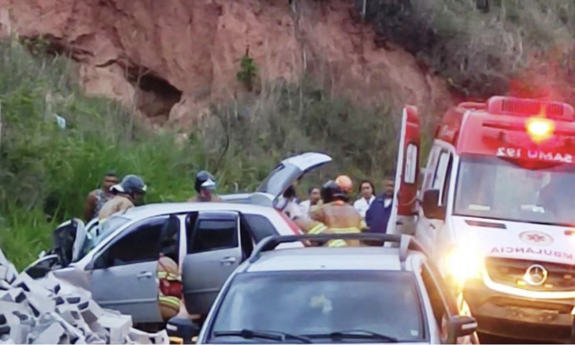 Homem fica preso nas ferragens em acidente em Barra Mansa - Tribuna Sul