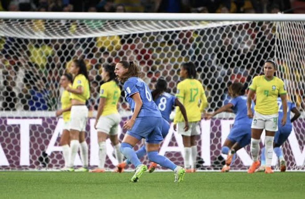 Fãs de futebol feminino americano em um estádio da copa do mundo apoiando a  equipe nacional