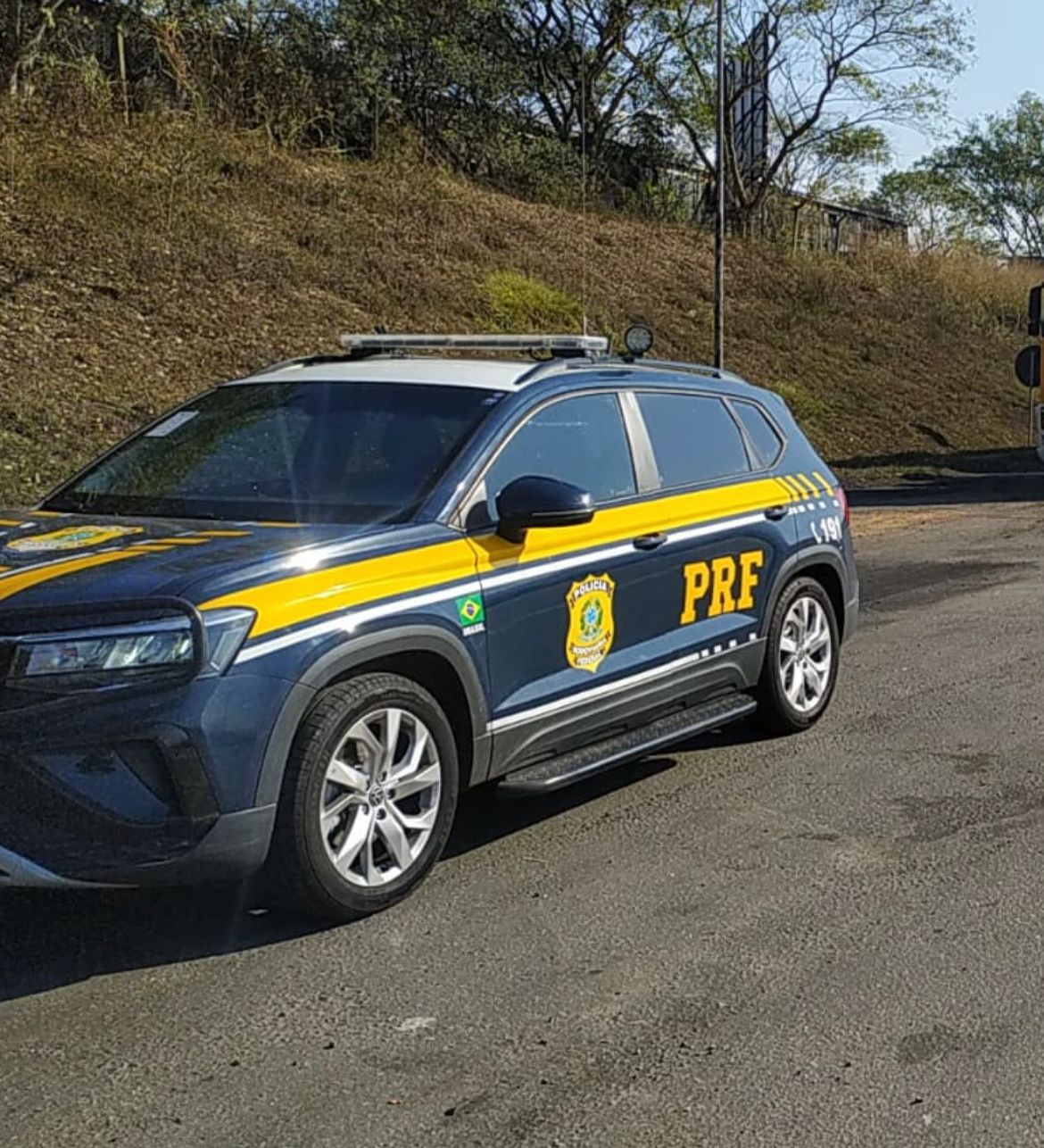 Engavetamento entre carreta-cegonha, caminhões e moto deixa uma