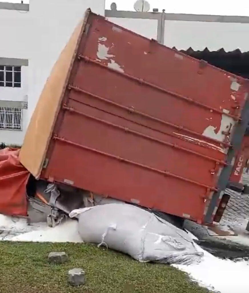 Carreta tomba na Via Dutra, em Barra Mansa