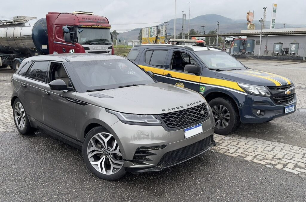 Carro de luxo roubado é recuperado em Resende