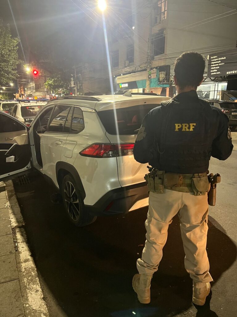 PRF recupera carro de luxo roubado e prende suspeito em Volta Redonda