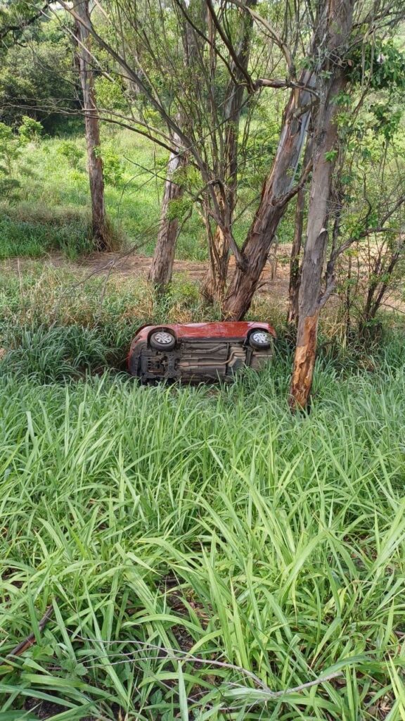 Mulher se fere após carro cair em ribanceira na Via Dutra, em Resende