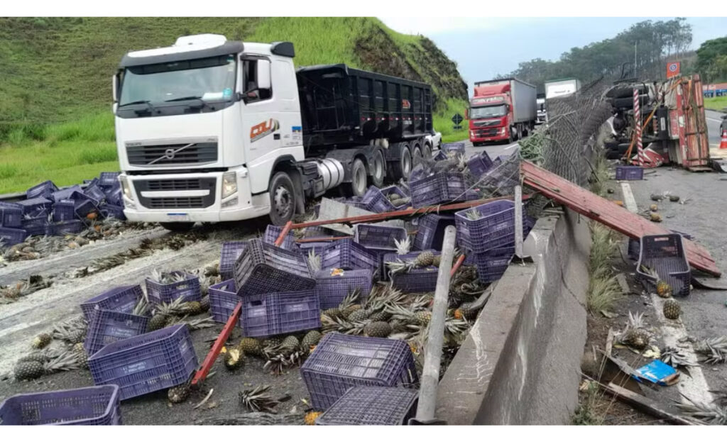Caminhão tomba na Via Dutra, em Barra Mansa