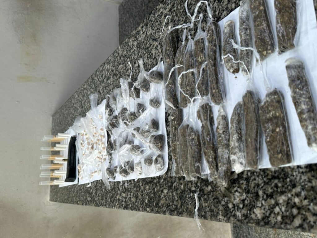 Drogas e munições são encontrados em carro abandonado em Barra Mansa