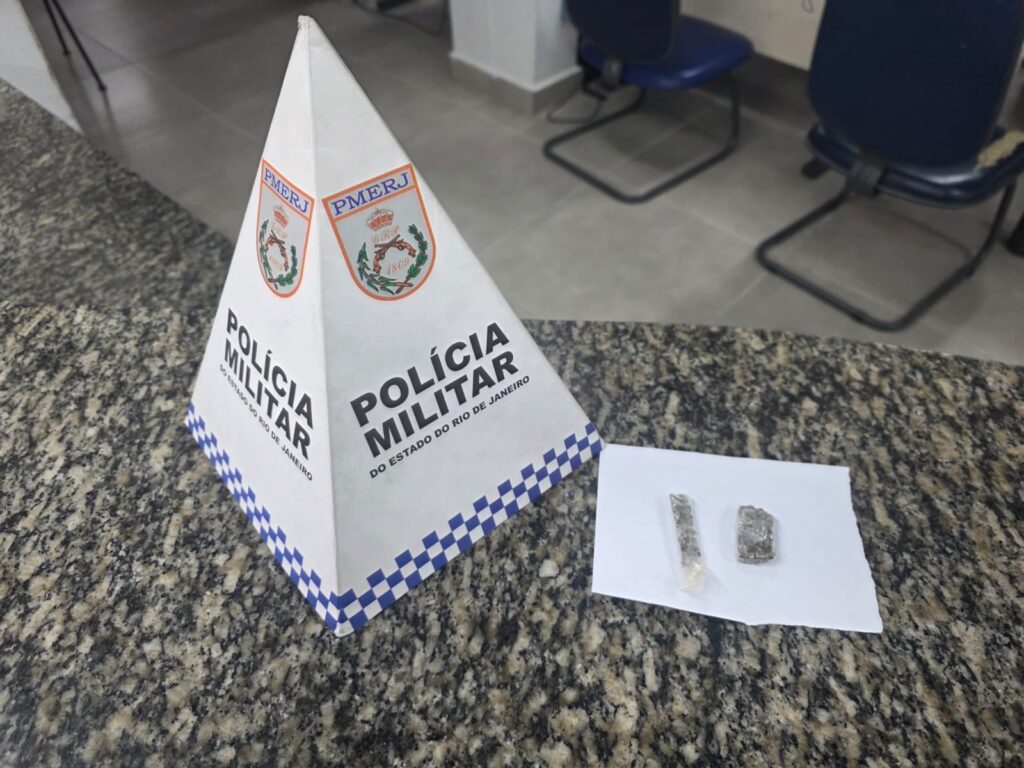 Dois homens são flagrados com maconha em Resende