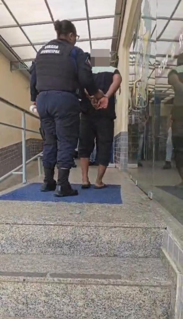 VR: Motociclista embriagado é preso após bater em viatura da Guarda