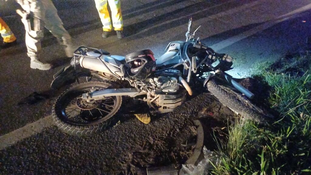Colisão entre motocicleta e carro deixa dois feridos na Dutra, em Itatiaia