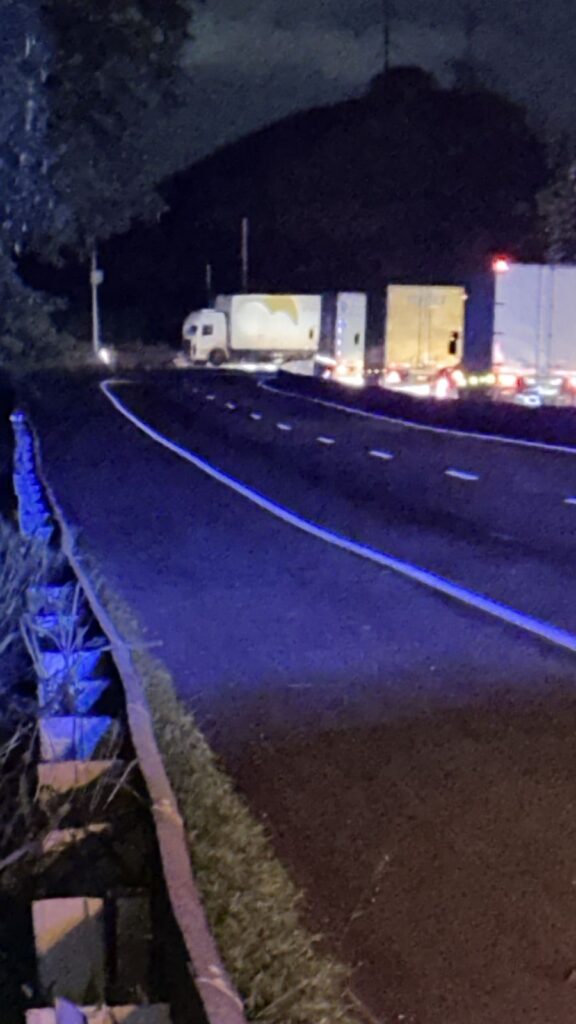 Acidente entre veículos pesados interdita a Via Dutra em Barra Mansa