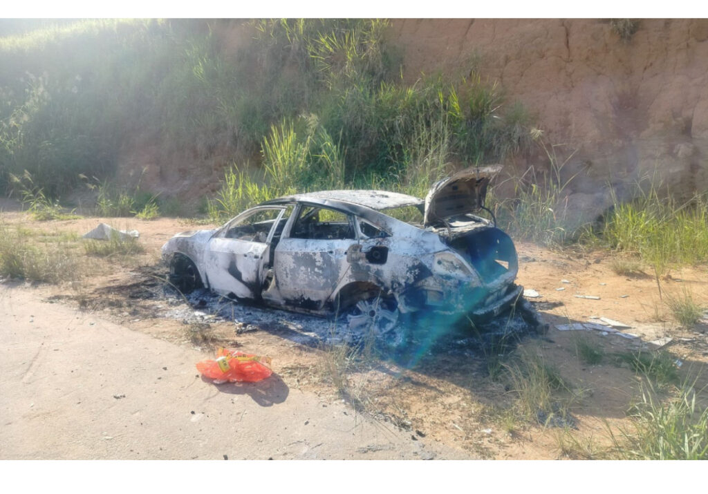 Três corpos são encontrados carbonizados dentro de carro