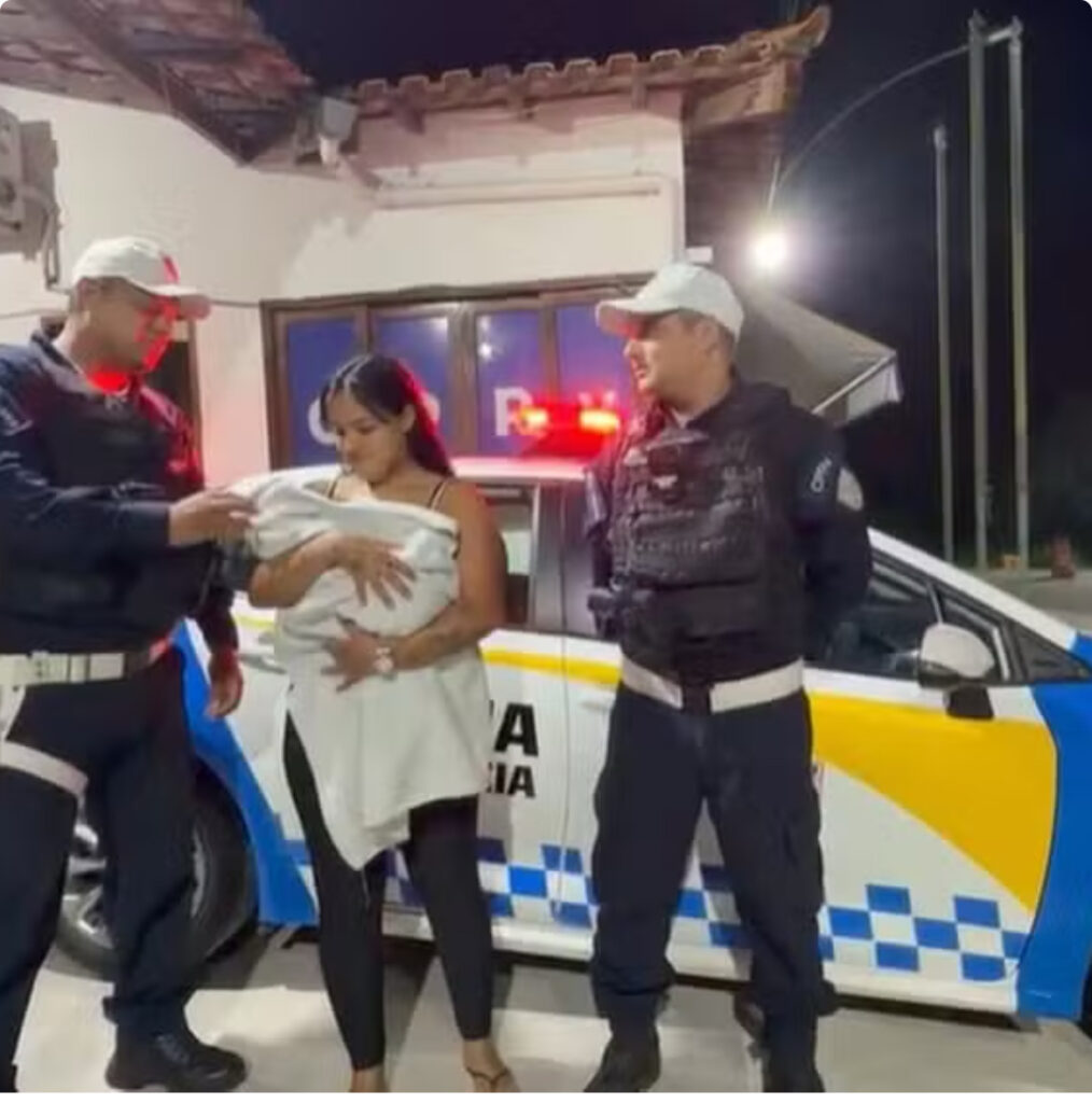Bebê de dois meses é salva de engasgo por PM, em Piraí