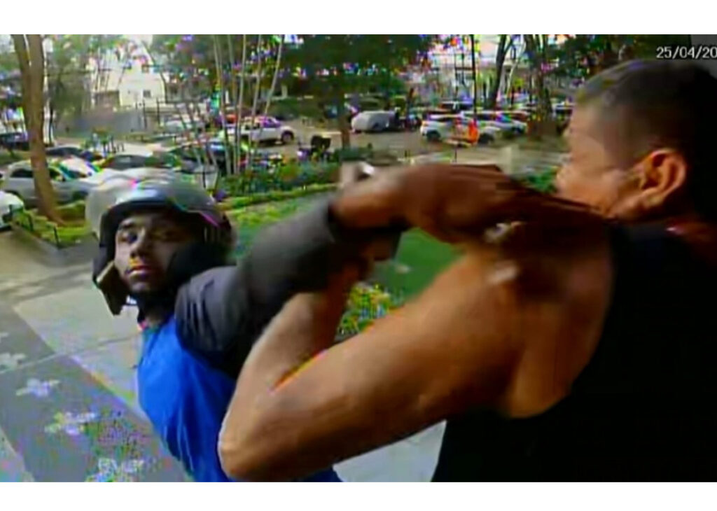 Morador é assaltado por motoqueiro em frente a condomínio