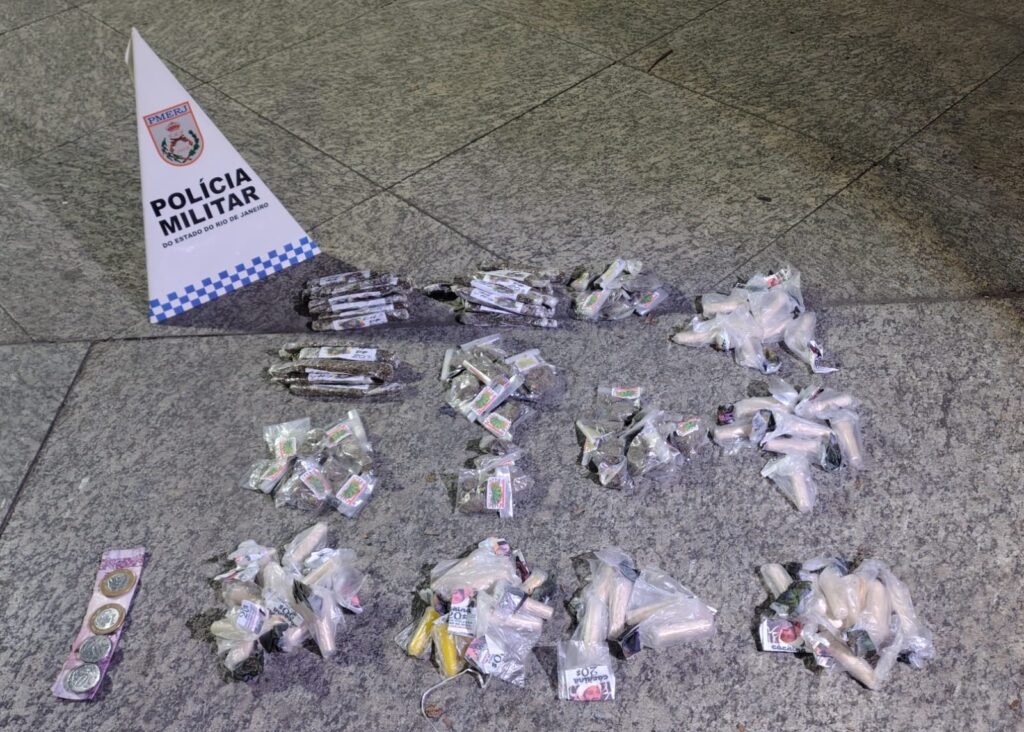 Traficantes fogem, mas deixam pra trás drogas em Resende