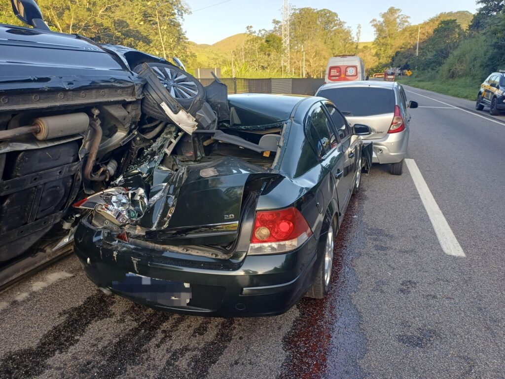 Engavetamento envolve cinco veiculos na Via Dutra, em Piraí