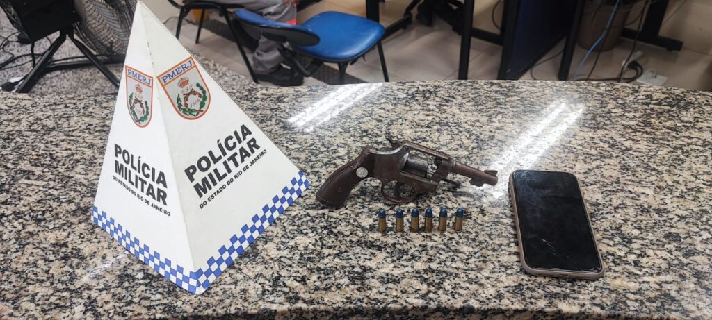 Homem é preso pela polícia com arma em Itatiaia