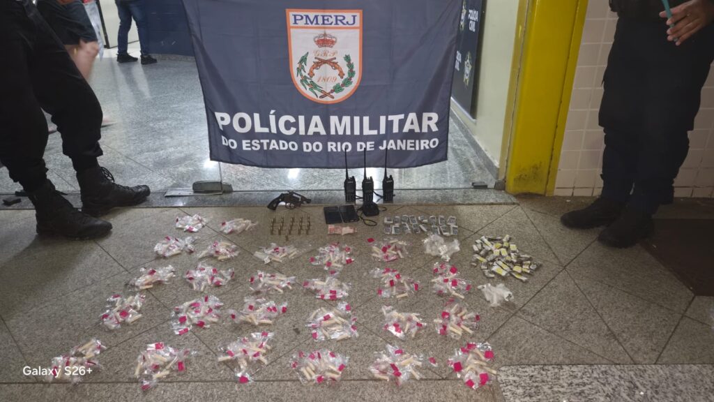 Dois menores são apreendidos com drogas e arma em Quatis