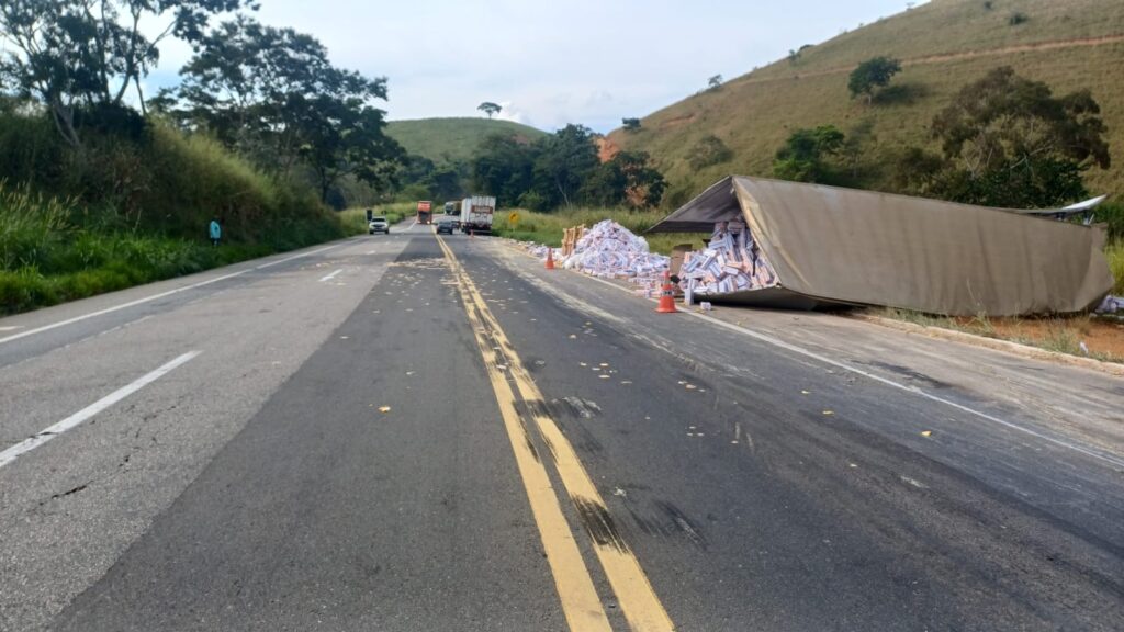 Parte de carreta bitrem tomba na BR-393