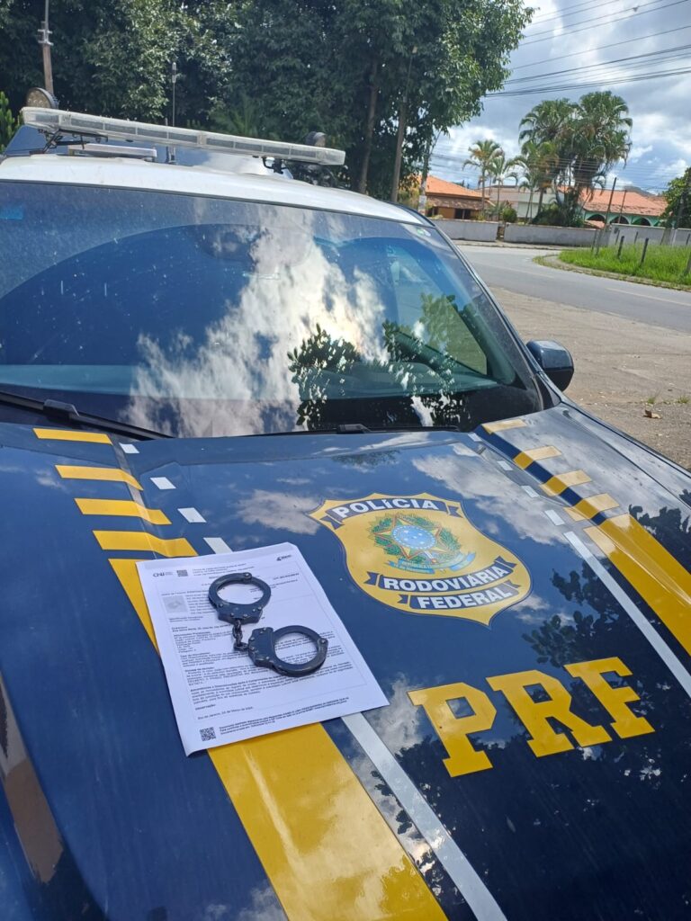PRF prende homem com mandado de prisão em aberto, em Itatiaia