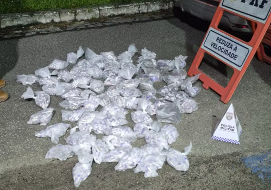 Homem é preso com 2,6 mil pinos de cocaína na Rio-Santos, em Angra