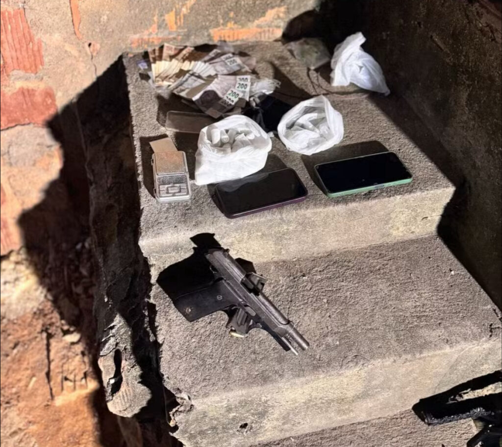 Dupla é presa com arma, drogas e mais de R$ 2 mil