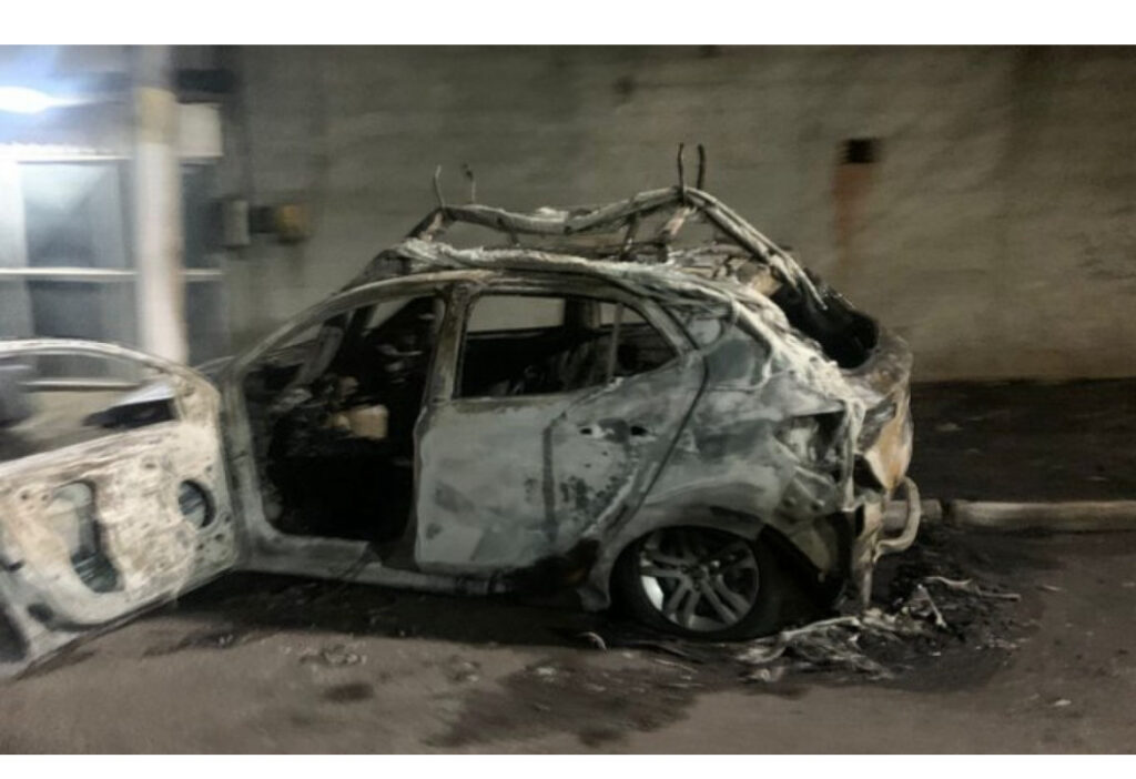 Criminosos colocam fogo em carro de empresa de internet