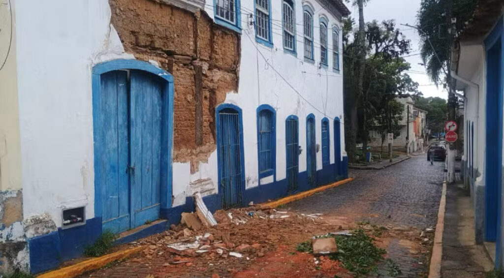 Parte de casarão desaba e interdita rua de Resende