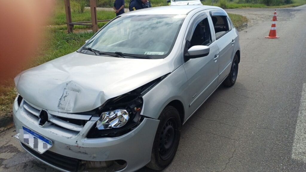 Motorista fica ferido após bater na traseira de carreta na Dutra, em Itatiaia