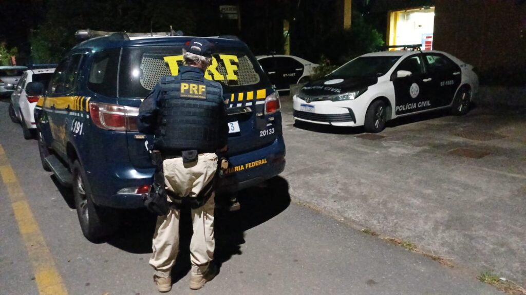 PRF prende foragido da Justiça durante fiscalização na Via Dutra, em Itatiaia