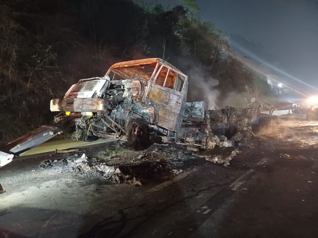 Carreta pega fogo na Serra das Araras, na Via Dutra, em Piraí