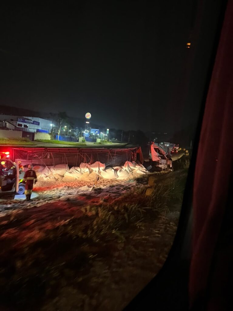 Caminhão tomba e interdita Via Dutra em Barra Mansa