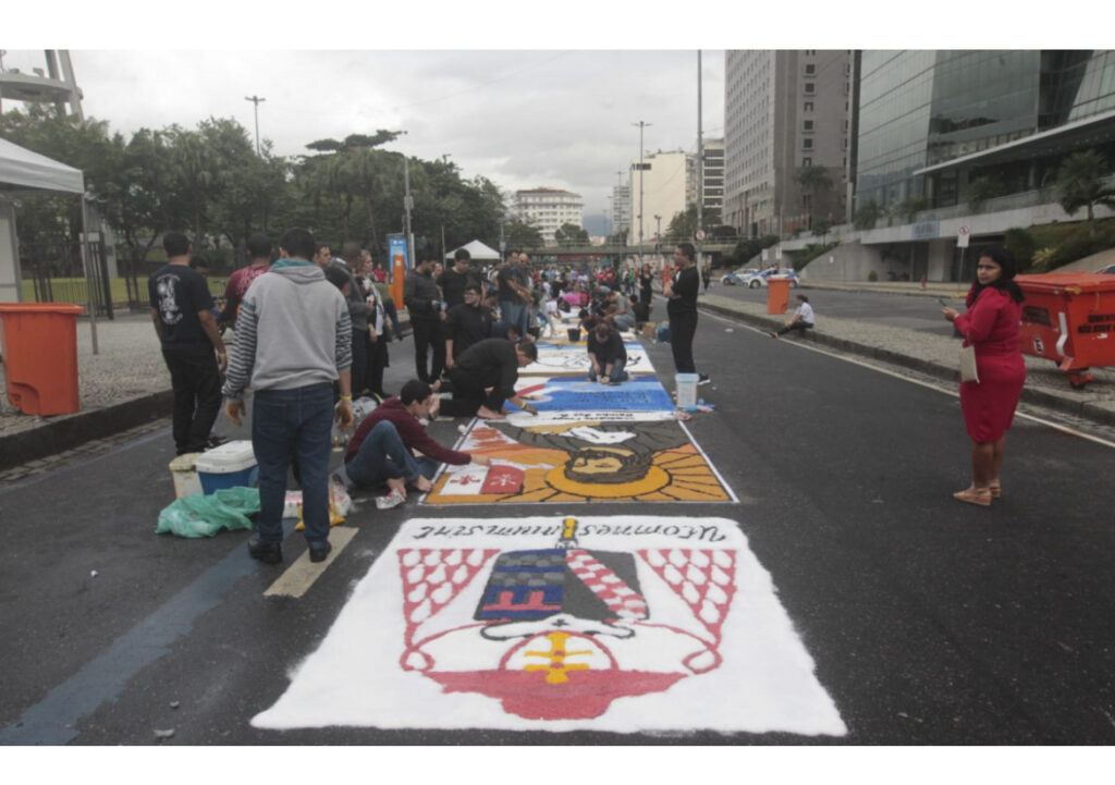 Tradição dos tapetes de Corpus Christi reúne centenas de fiéis