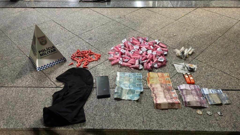 Foragido por tráfico é preso com drogas em Porto Real