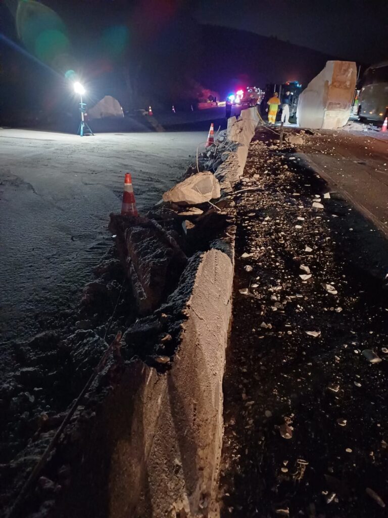 Carreta tomba e motorista fica ferido na Via Dutra, em Resende