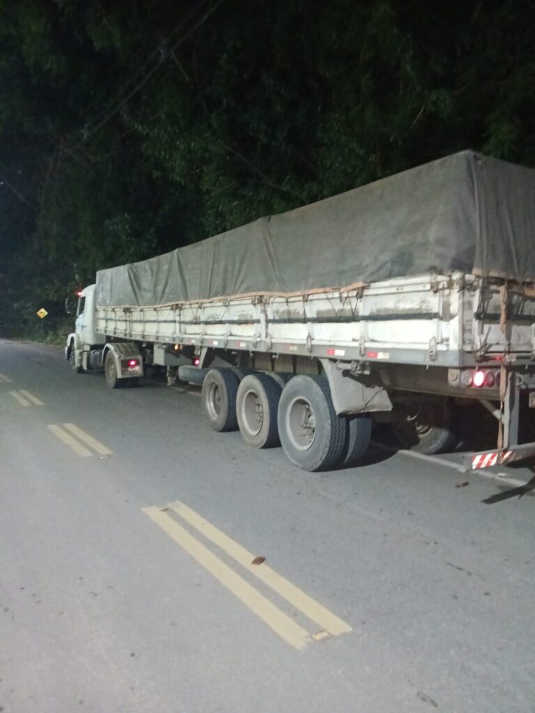 Polícia Rodoviária apreende carreta com 24 toneladas de milho