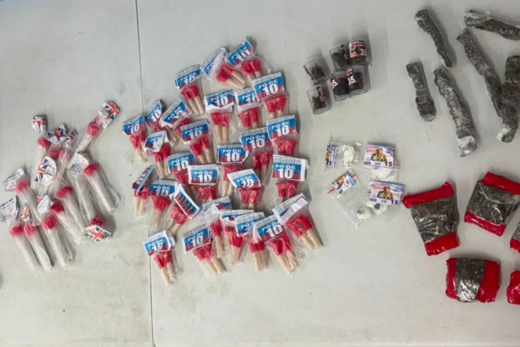 Jovem é preso vendendo drogas em quadra em Volta Redonda