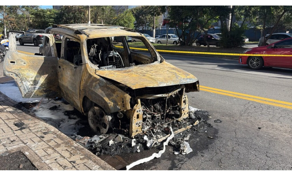 Carro pega fogo e interdita trânsito em Volta Redonda