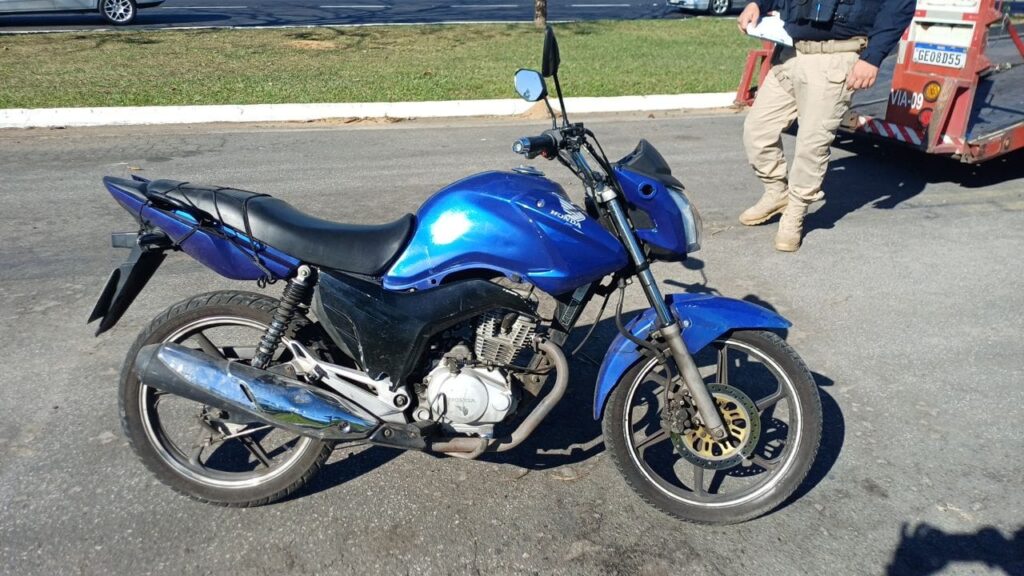 Acidente deixa motociclista ferido e outro piloto fugiu na Via Dutra