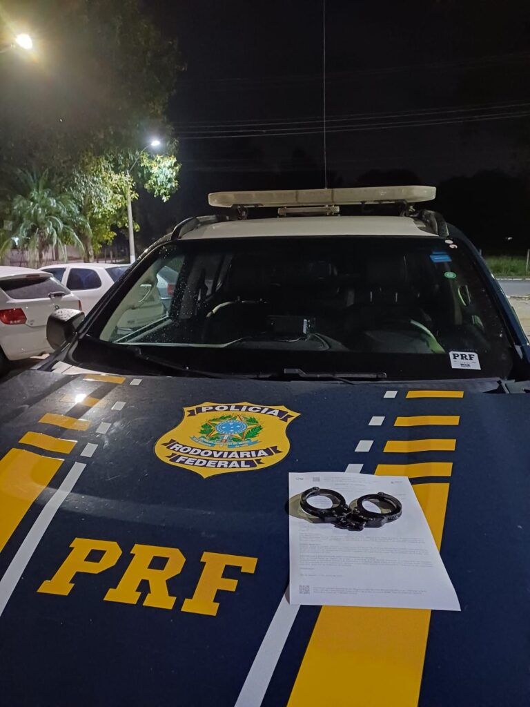 PRF prende passageiro de ônibus com mandado de prisão em aberto