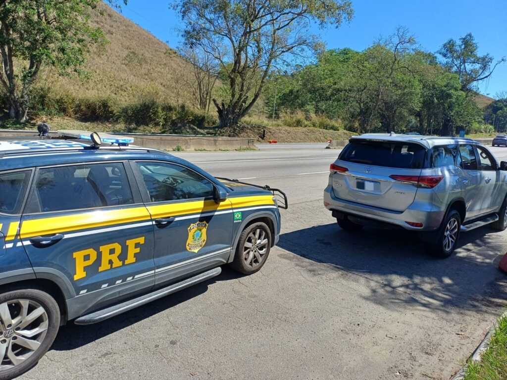 PRF recupera Hilux furtada e prende casal em Barra Mansa