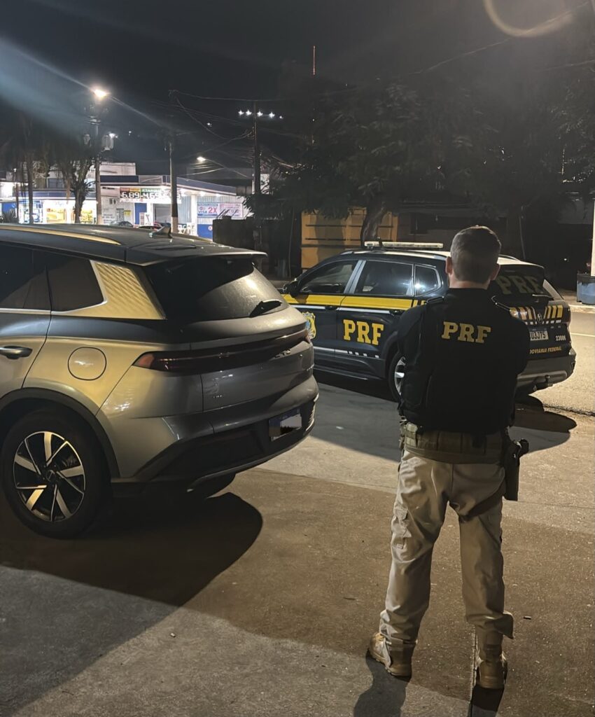 PRF flagra cinco estrangeiros em veículo clonado em Barra Mansa