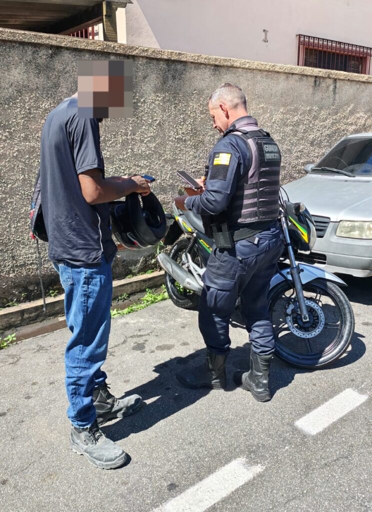 Guarda de Volta Redonda recupera moto furtada e piloto foi para delegacia