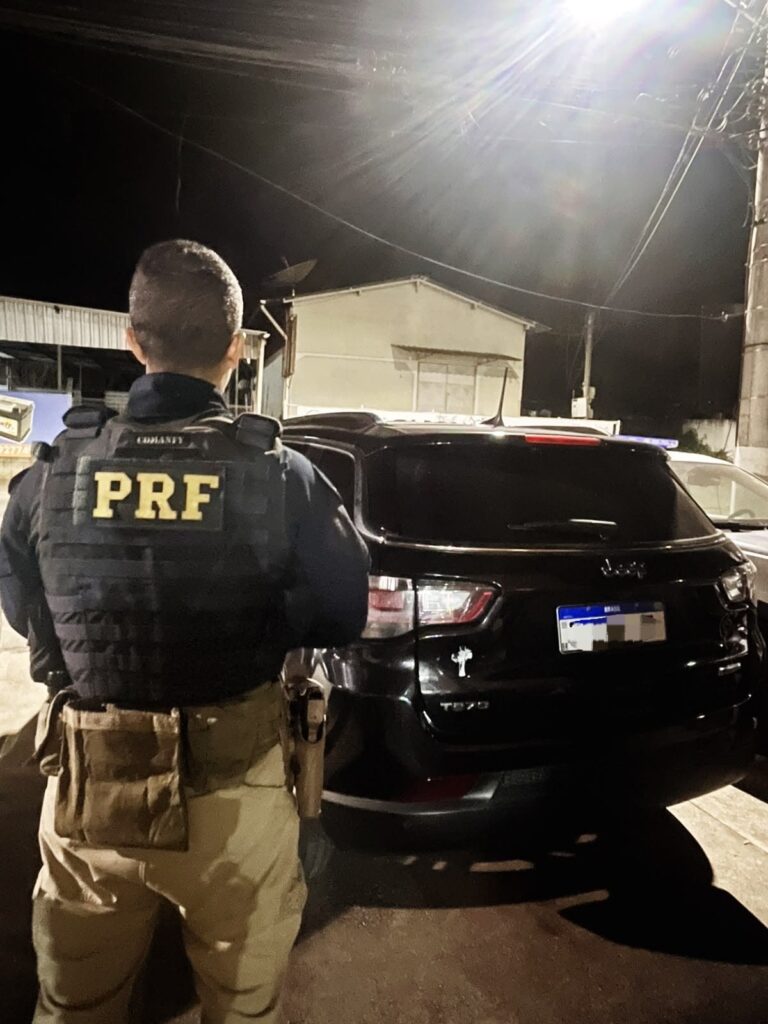 PRF recupera veículo roubado na Via Dutra e motorista foge