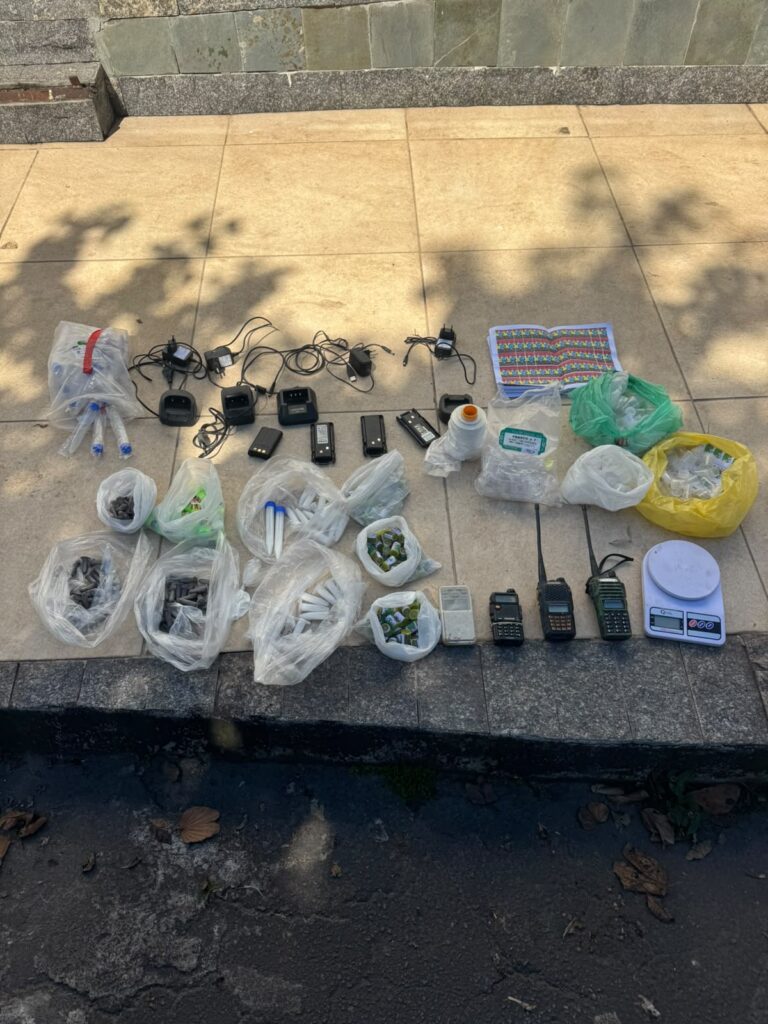 Drogas e materiais do tráfico são apreendidos em Volta Redonda