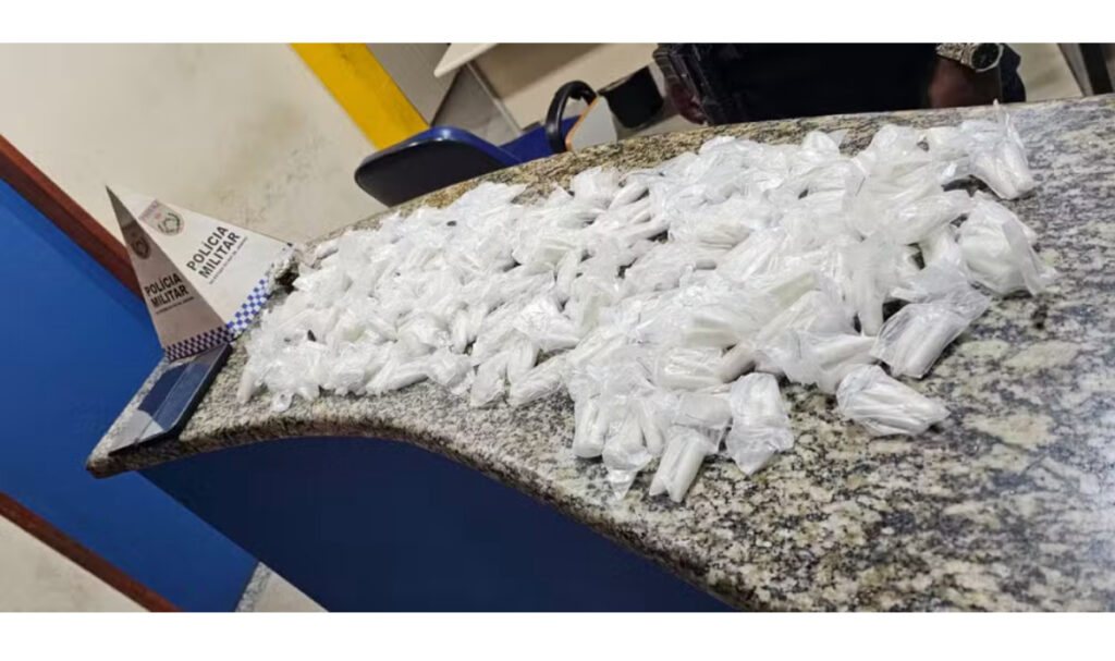 Polícia prende passageira de carro de aplicativo com cocaína e maconha